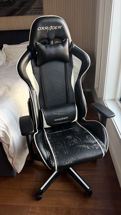 Cadeira Gaming DXRacer Fórmula F08 - Preto / Branco