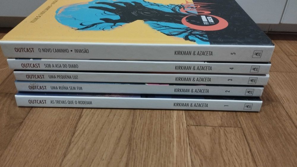 Coleção Livros Outcast