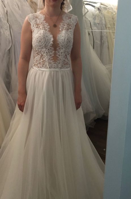 Suknia Ślubna w kolorze złamanej bieli.