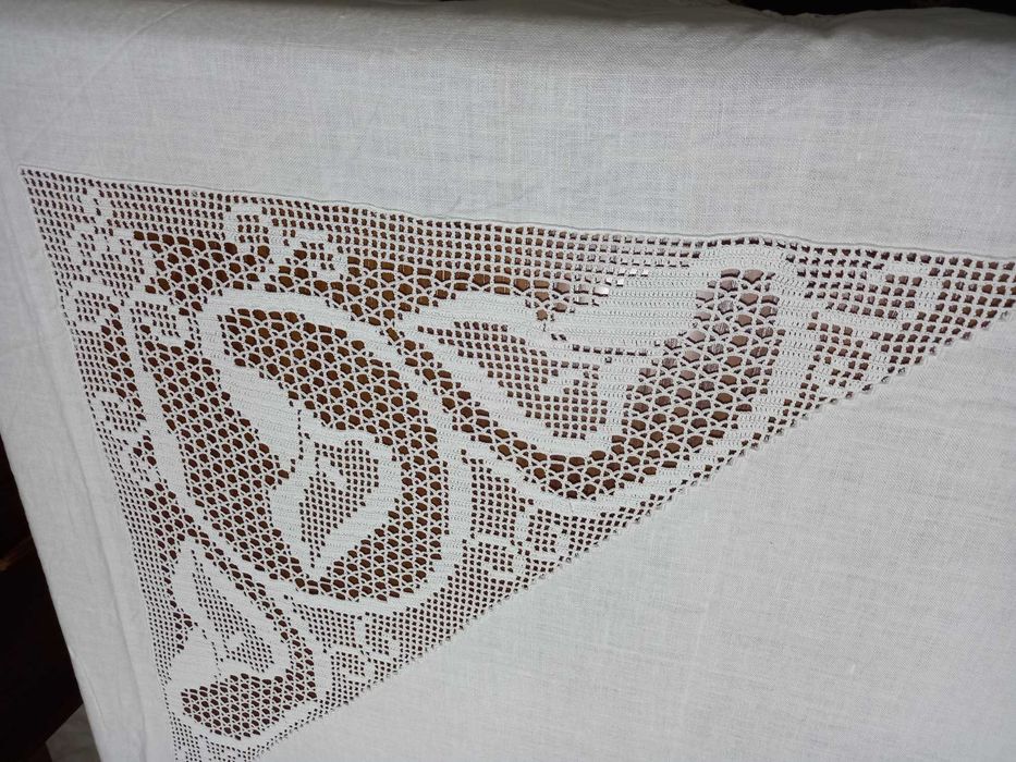Toalha de mesa em linho branco e crochet, nova nunca usada.