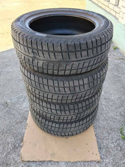 Резина зимова WestLake 215/55R17 майже нова, комплект