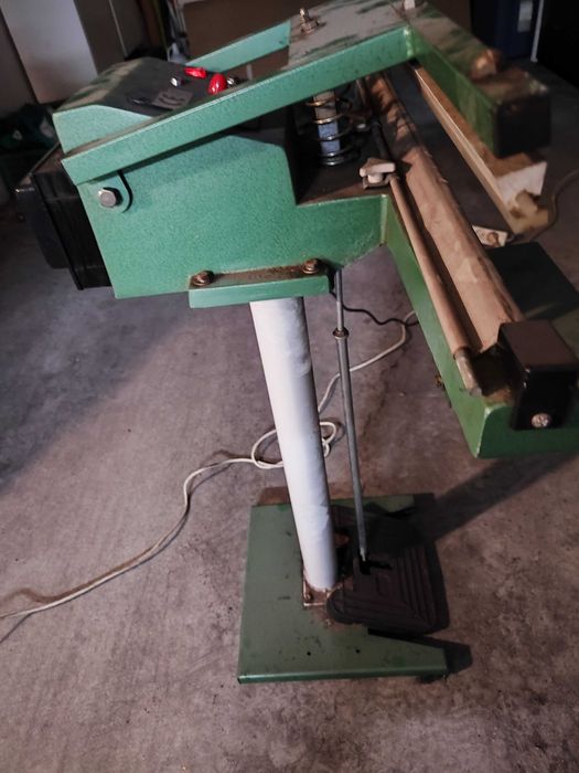 Máquina de selagem de sacos, com pedal de alta potência a funcionar
