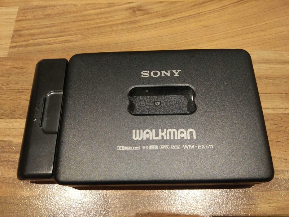 Walkman Sony WM-EX511 ze pilotem, słuchawkami i adapterem baterii