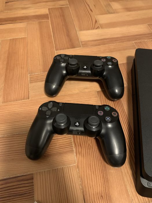 Ps4 1T + 3 jogos com 2 comandos