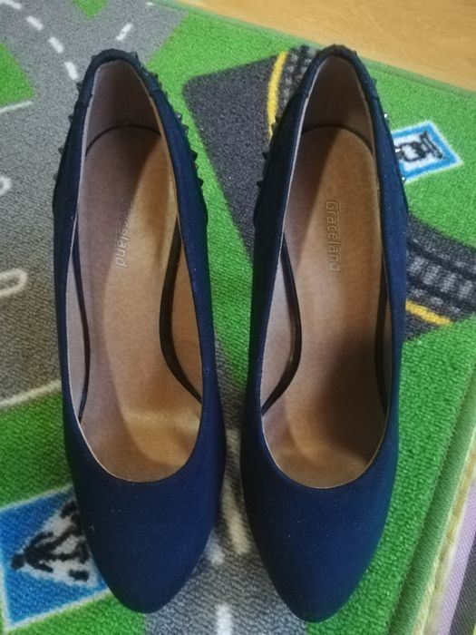 Granatowe szpilki z ćwiekami, rozmiar 38.