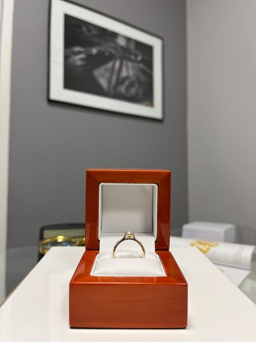 Złoty pierścionek z brylantem 0,31 ct