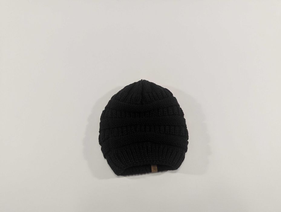 Czarna damska zimowa czapka HATOOZE