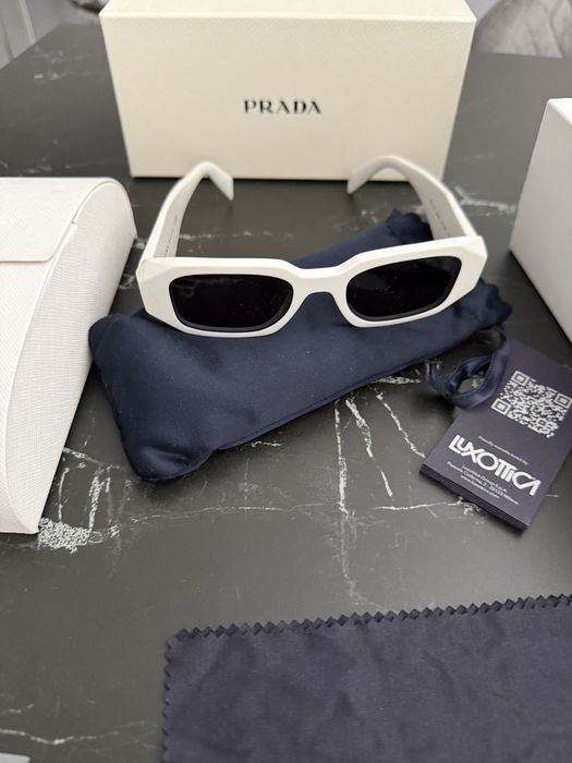 Очки солнцезащитные Prada