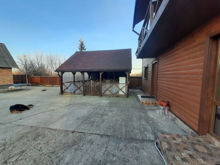 Будинок з великою територією басейном альтанкою