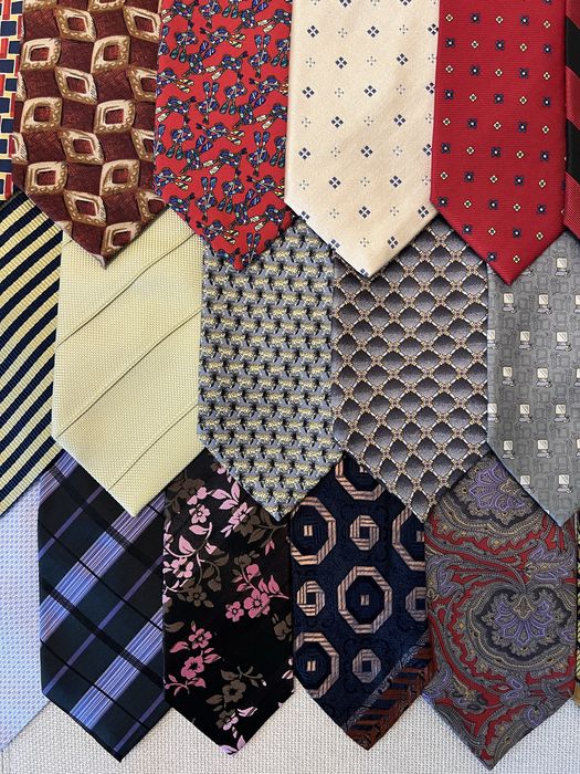 Різноманітні шовкові краватки