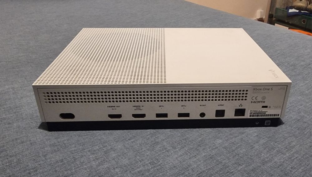Xbox One S + Comando + Jogos