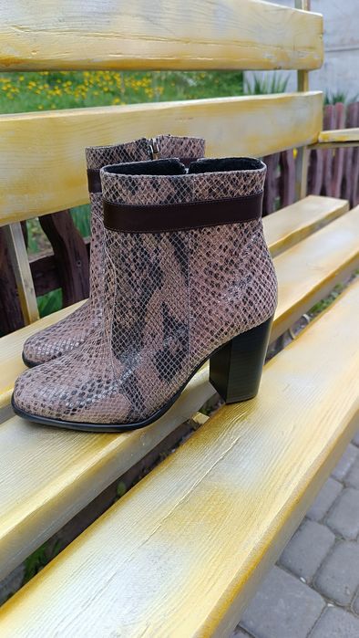 Шкіряні ботінки на каблучку