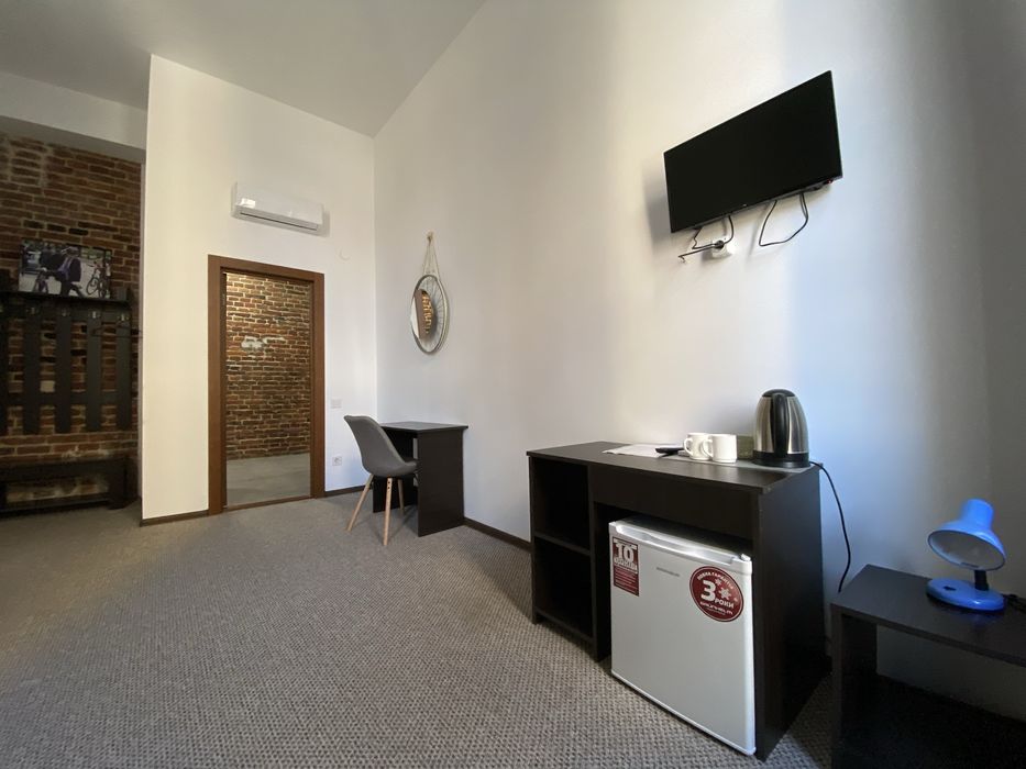 Готель « Ровер» власна парковка , ближній центр, сніданки.