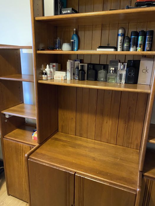 Armário com portas madeira de boa qualidade