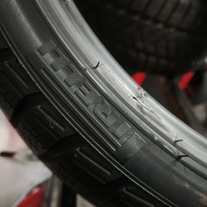 235/35/19 XL Sprzedam parę opon zimowych Pirelli