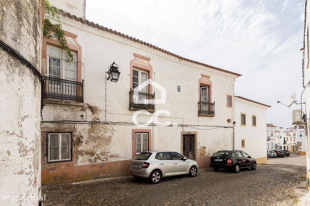 Moradia T3 Bifamiliar de 1º andar com Terraço no Centro Histórico de É