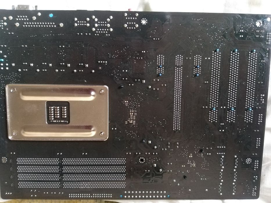 материнская плата ASUS M4A77T. 
Это полноразмерная материнская плата ф