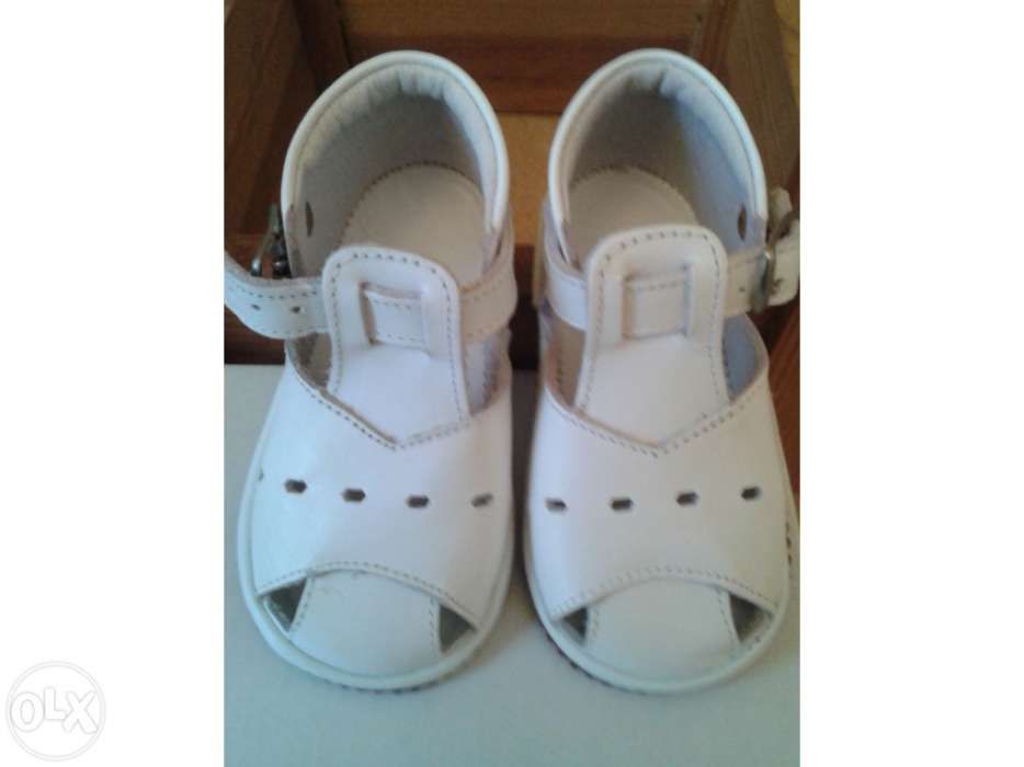 Venda de sapatos e fitas de cabelo