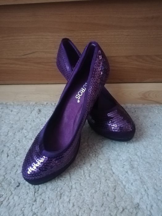 Buty na obcasie z cekinami