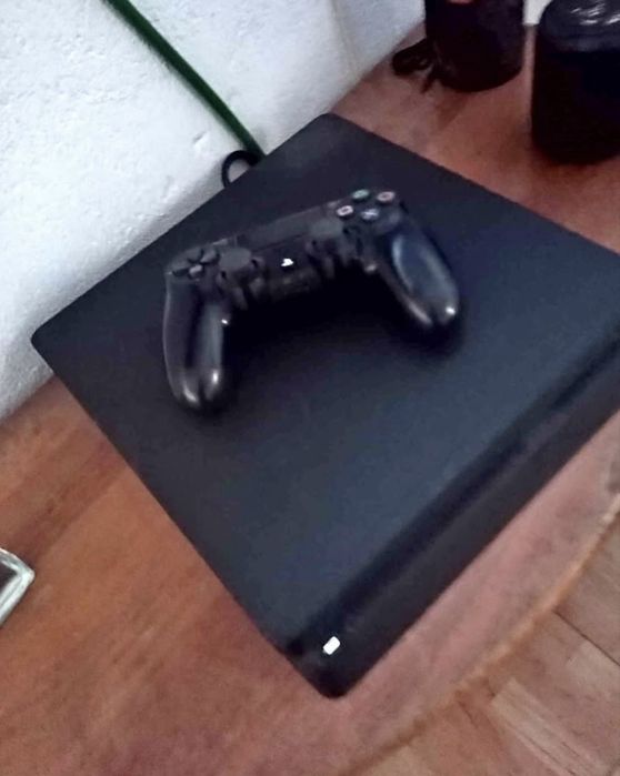 Ps4 slim com 2 comandos