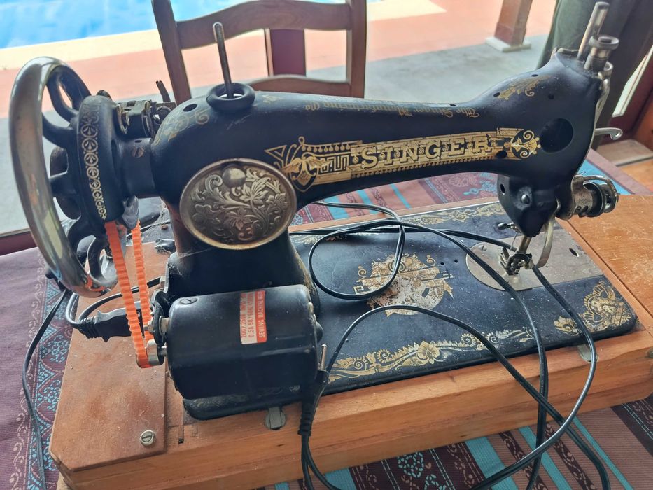 Maquina costura antiga Singer em bom estado com caixa e electrificação - utilizavel