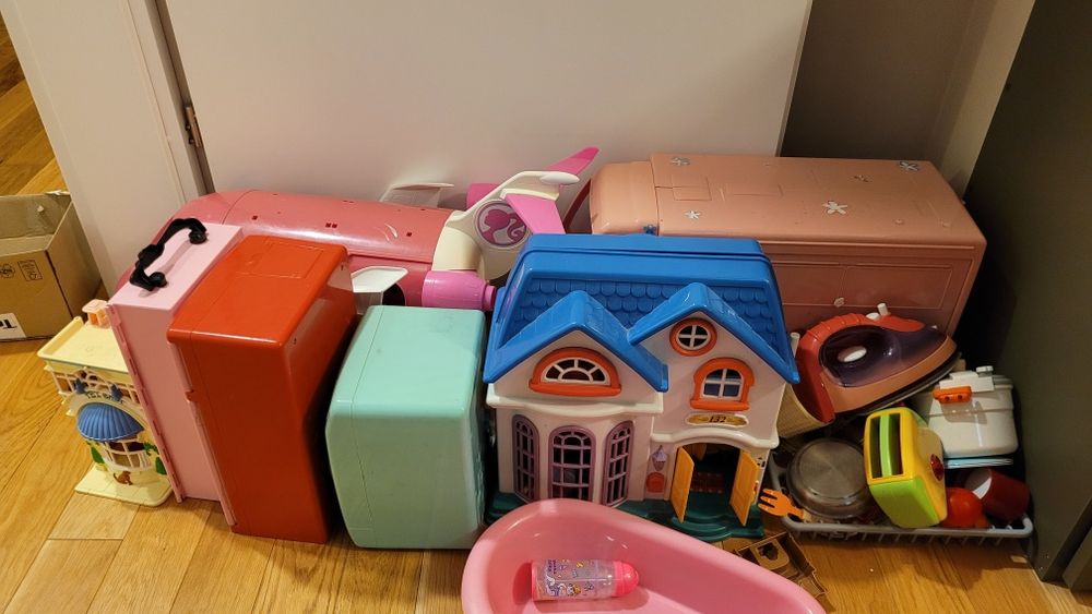 Zabawki, domek, samolot, samochód