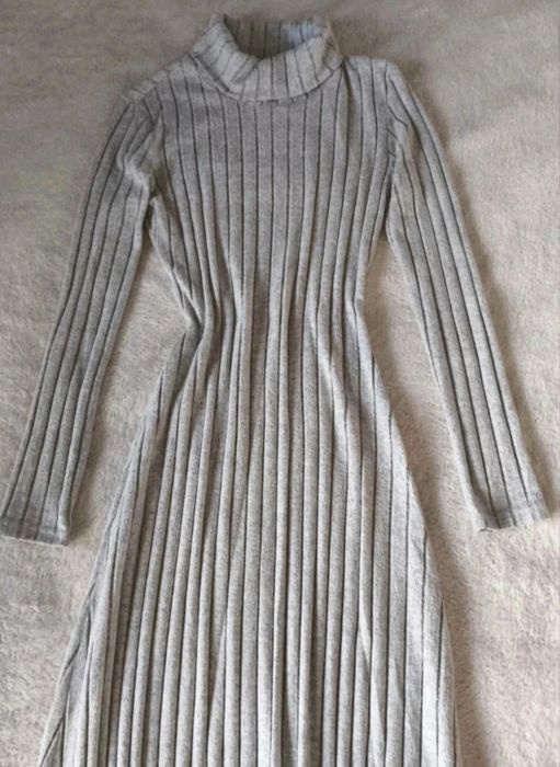 Szara prążkowana sukienka maxi z golfem