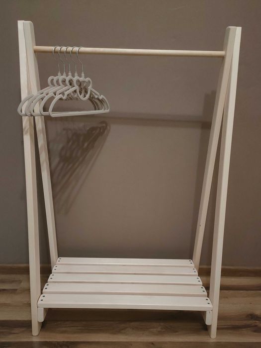 Drewniany stojak na ubrania dla dzieci. Wieszak z półką do garderoby