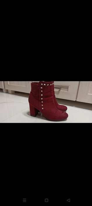Bordowe botki z ćwiekami