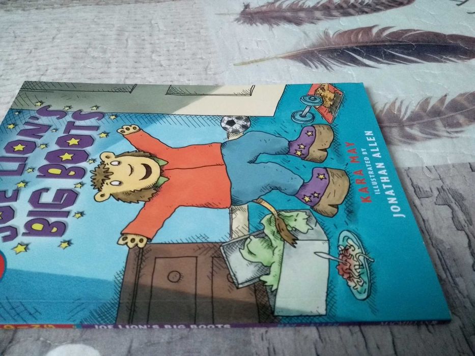 Książka po angielsku Joe Lion's Big Boots. I am Reading, Kara May