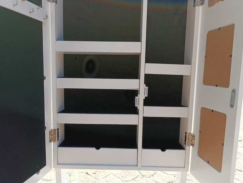 Armário para bijuteria com espelho