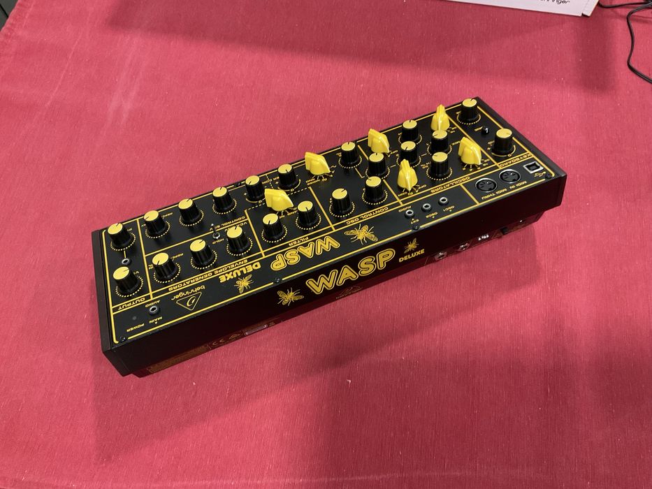 Behringer WASP Deluxe: sintetizador analógico impecável (na caixa) - RESERVADO