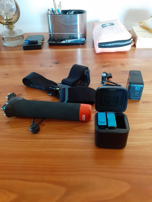 Gopro 10, dwie baterie, ladowarka i akcesoria.