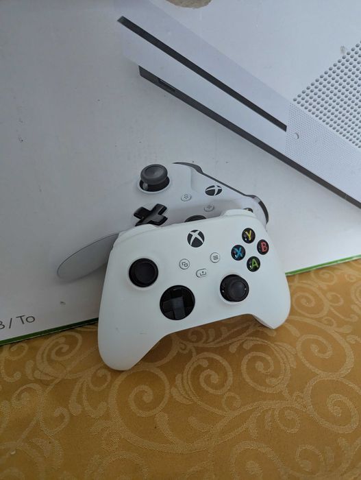 Xbox One S com Caixa, 1 TB
