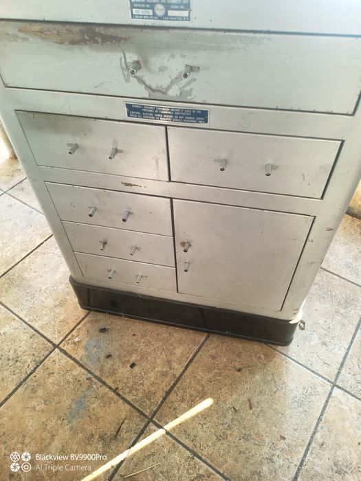 Uma banca com rodas muito boas arrumações de ferramentas ou o que  pre