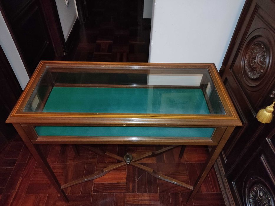 Vitrine estilo Dª Maria para Colecionismo/Decoração