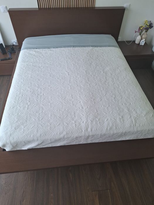 Cama casal 1,6 x 1,9 em madeira de qualidade e mesinhas de cabeceira