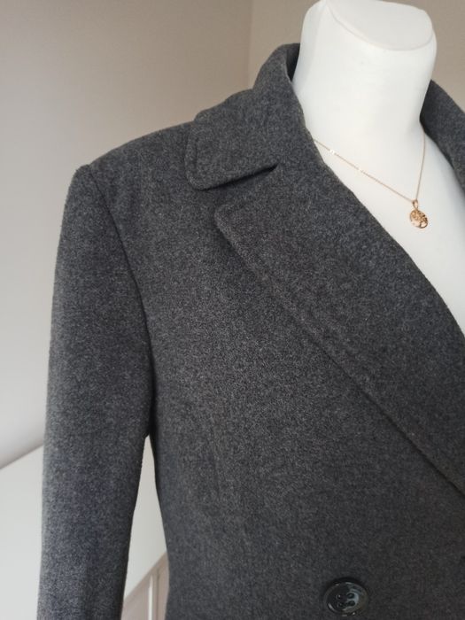 Elegancki klasyczny szary siwy wełniany płaszcz dwurzędowy rozm M/38 C