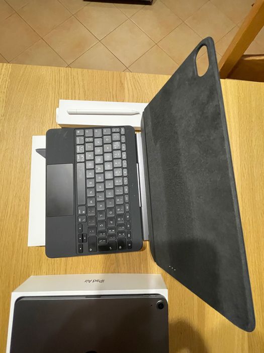 Vendo iPad Air 4ª geração 10,9 + Apple Magic Keyboard + Apple Pencil