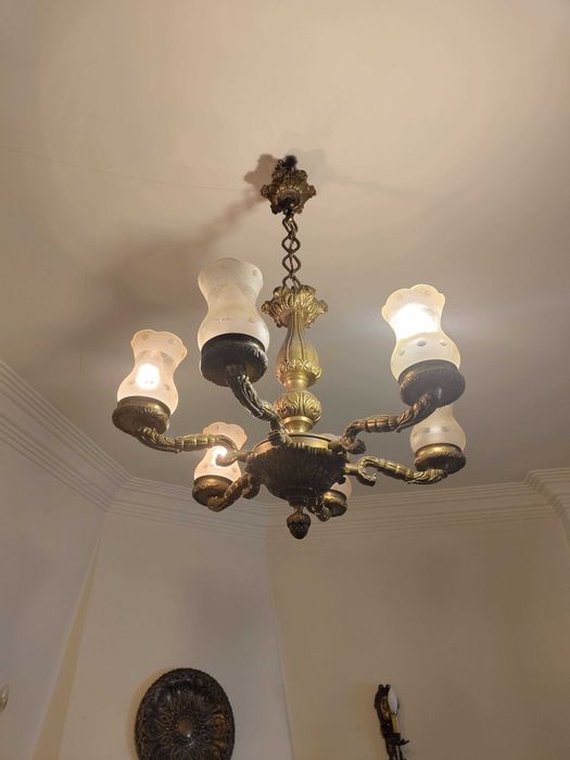 Mesas, espelhos e candeeiros de teto