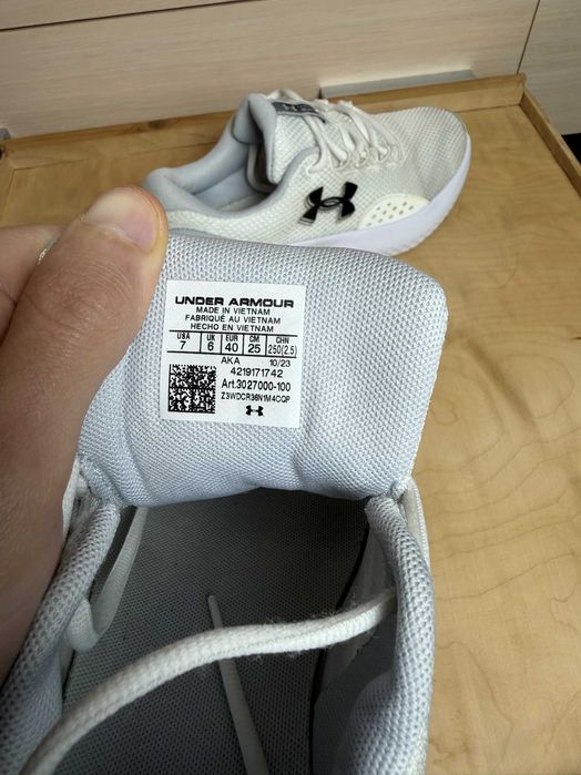 Under Armour Charged Surge 4 чоловічі кросівки 40 25 см