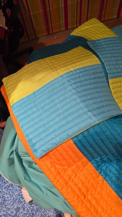Colcha de cama usada como nova