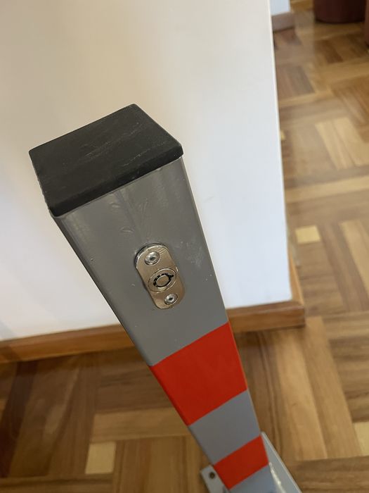 Poste bloqueio de estacionamento com cadeado