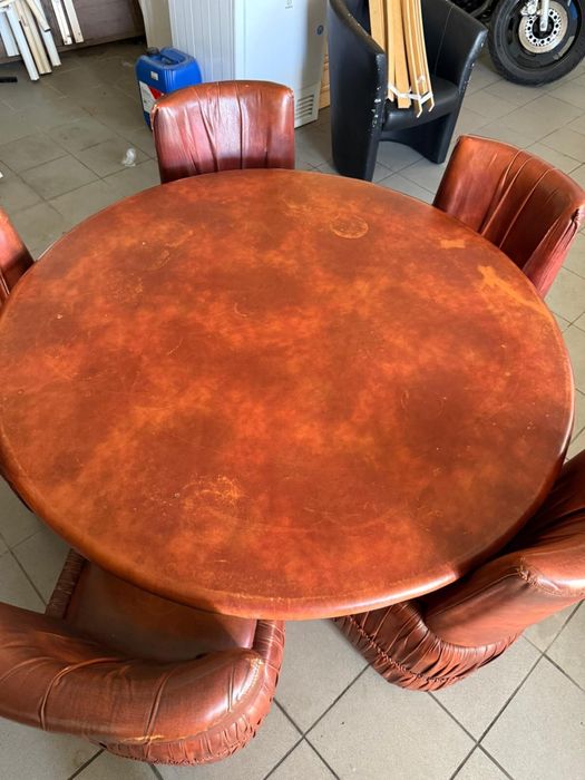 Mesa redonda em pele com cadeiras