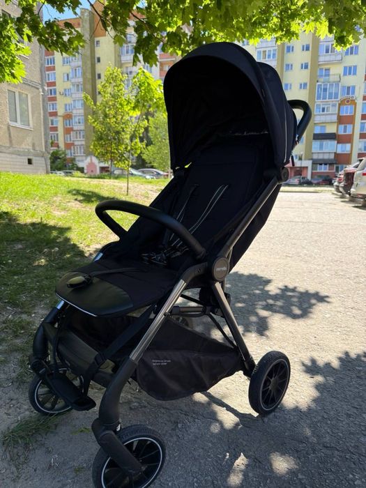 Продам прогулянкову коляску Carrello, чорна