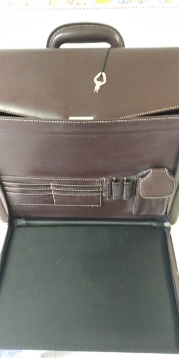 Mala de executivo nova em caixa com bloco de notas castanho