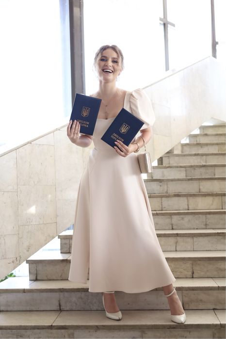 Елегантна вечірня сукня кольору айворі