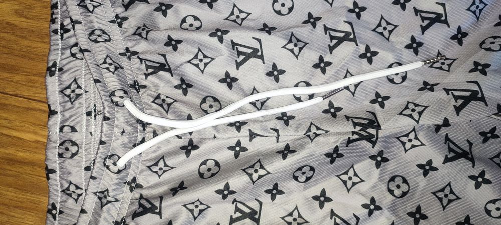 Nowe w opakowaniu spodenki Louis Vuitton rozm L wymiary na fotkach