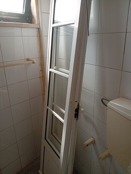 Várias janelas de alumínio e uma porta
