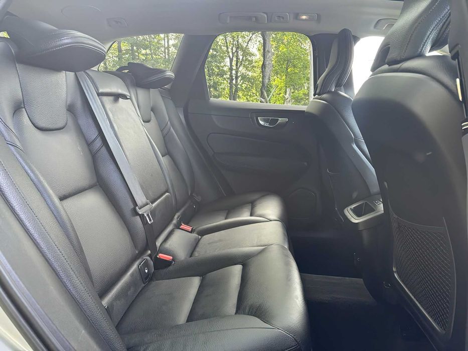 Volvo XC60 B5 Momentum      2022